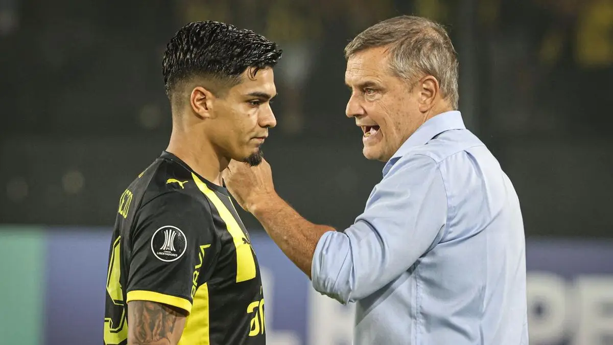 La complicada situación de Matías Arezo y Eric Remedi tras sus suspensiones por las rojas recibidas con Peñarol ante Central Español