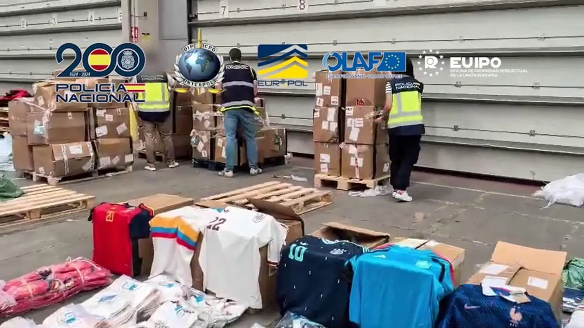 Mundial 2026: más de 66 mil camisetas falsas incautadas y 95 detenidos por tráfico ilegal en España