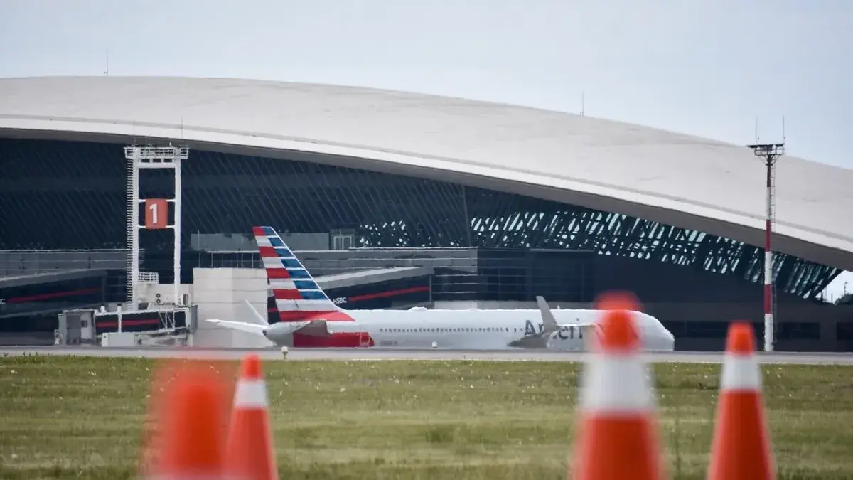 Escala el conflicto en Carrasco: aerolíneas denuncian pérdidas millonarias, demoras y restricciones “injustificadas” en aplicación de sistema antiniebla
