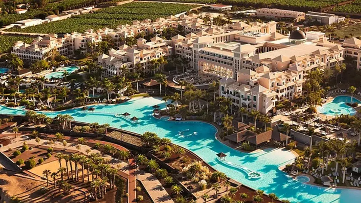 Las hoteleras enfilan un verano récord en España por el ‘efecto refugio’