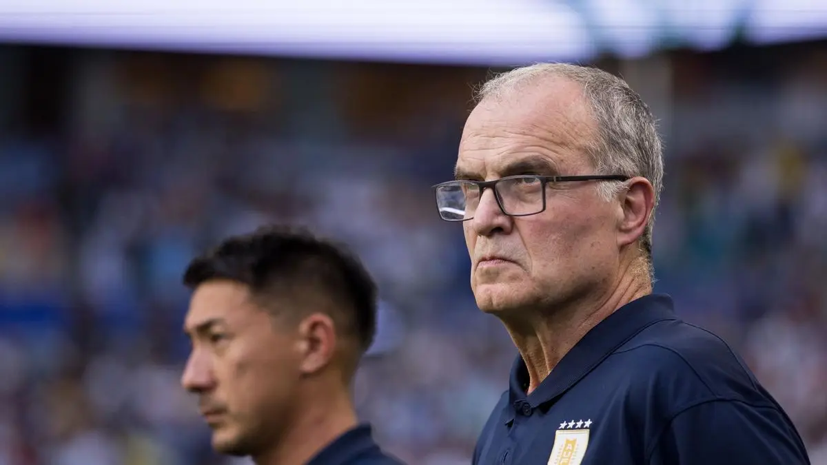 Así vivió Marcelo Bielsa el empate entre la selección uruguaya y Arabia Saudita por el Mundial 2026: pausas de hidratación efusivas y un doble nueve que no cuadró