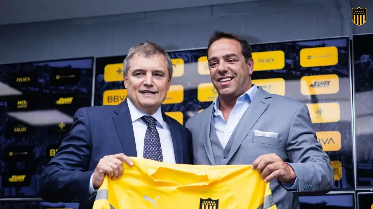 Diego Aguirre e Ignacio Ruglio se reunieron por la mañana y fueron a la reunión del consejo directivo de Peñarol en donde se anunciará la continuidad del técnico