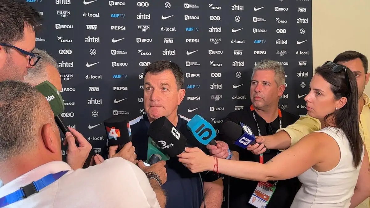 Jorge Giordano espera que Araujo y De Arrascaeta lleguen al partido contra España, elogió a Bielsa y criticó las pausas de hidratación del Mundial 2026