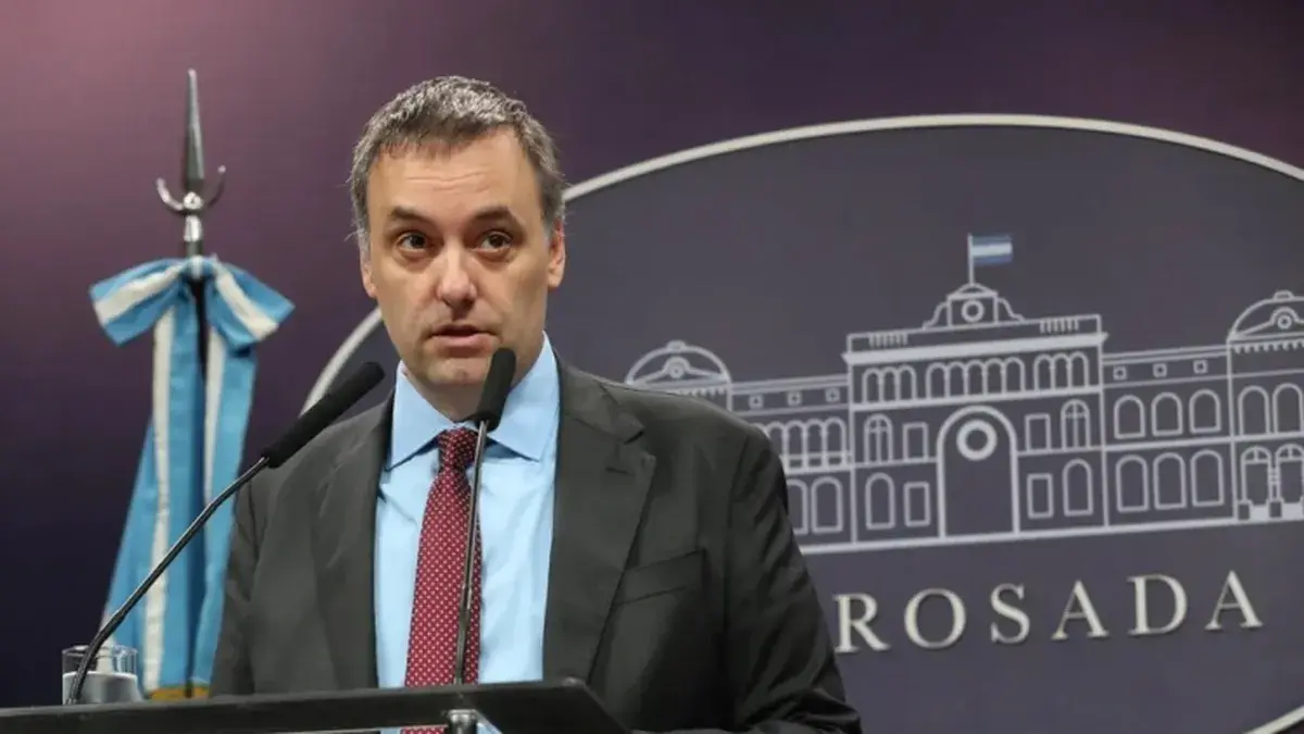 Manuel Adorni: lo inchequeable