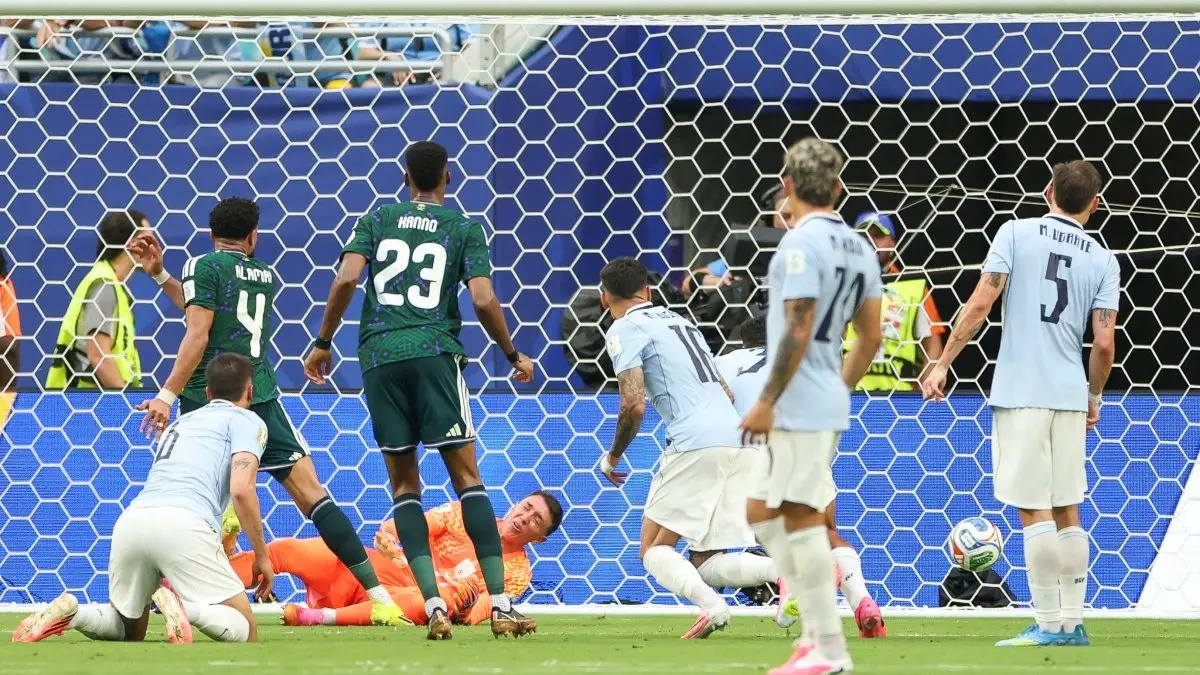 ¿Qué falló en el gol de Arabia Saudita a Uruguay? El paso a paso que incluye cortinas, marca sin mirar el balón y el rebote