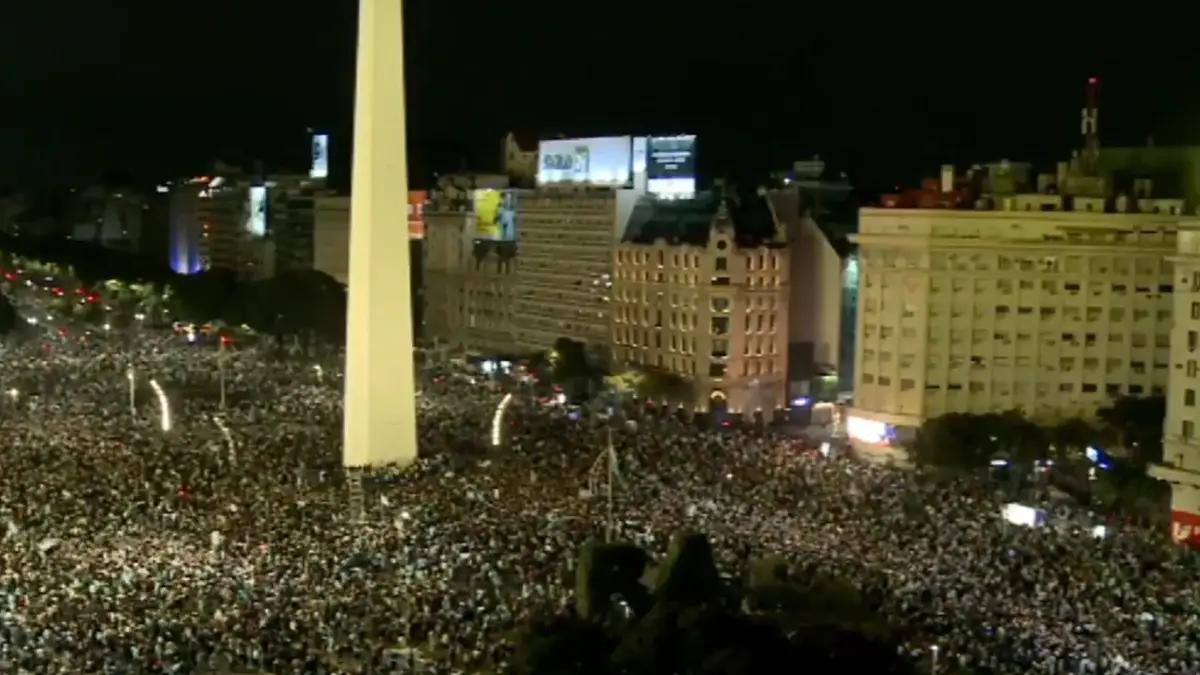 Mundial 2026: fuegos artificiales y una multitud de hinchas celebran en el Obelisco la clasificación de Argentina