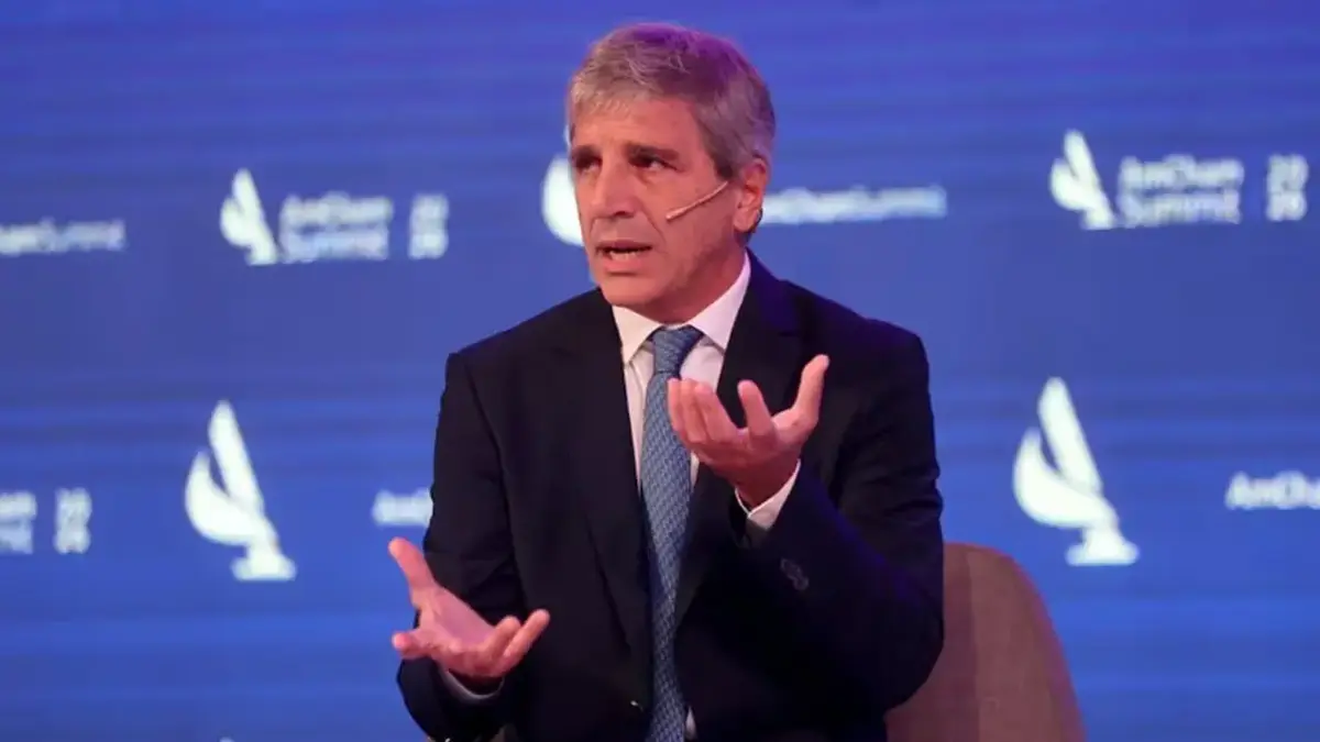 Caputo mantuvo el superávit fiscal pero los ingresos caen por décimo mes consecutivo y surgen interrogantes