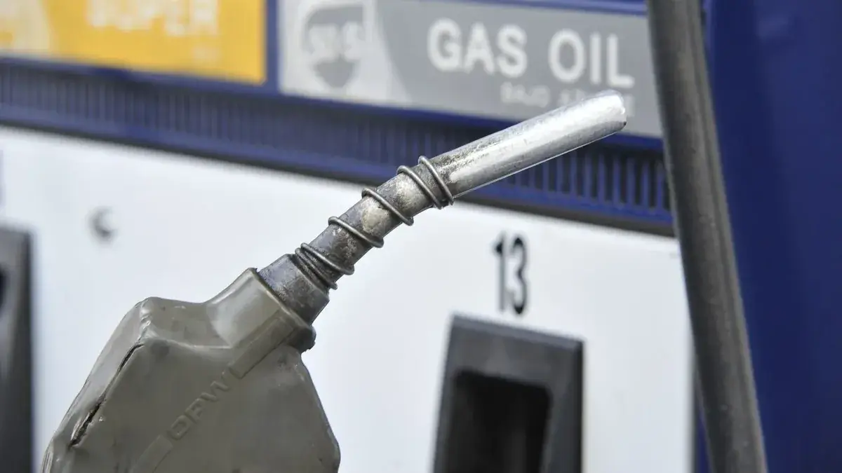 Precio de los combustibles: el gobierno definió subas para la nafta y el gasoil, pero mantuvo el valor del supergás