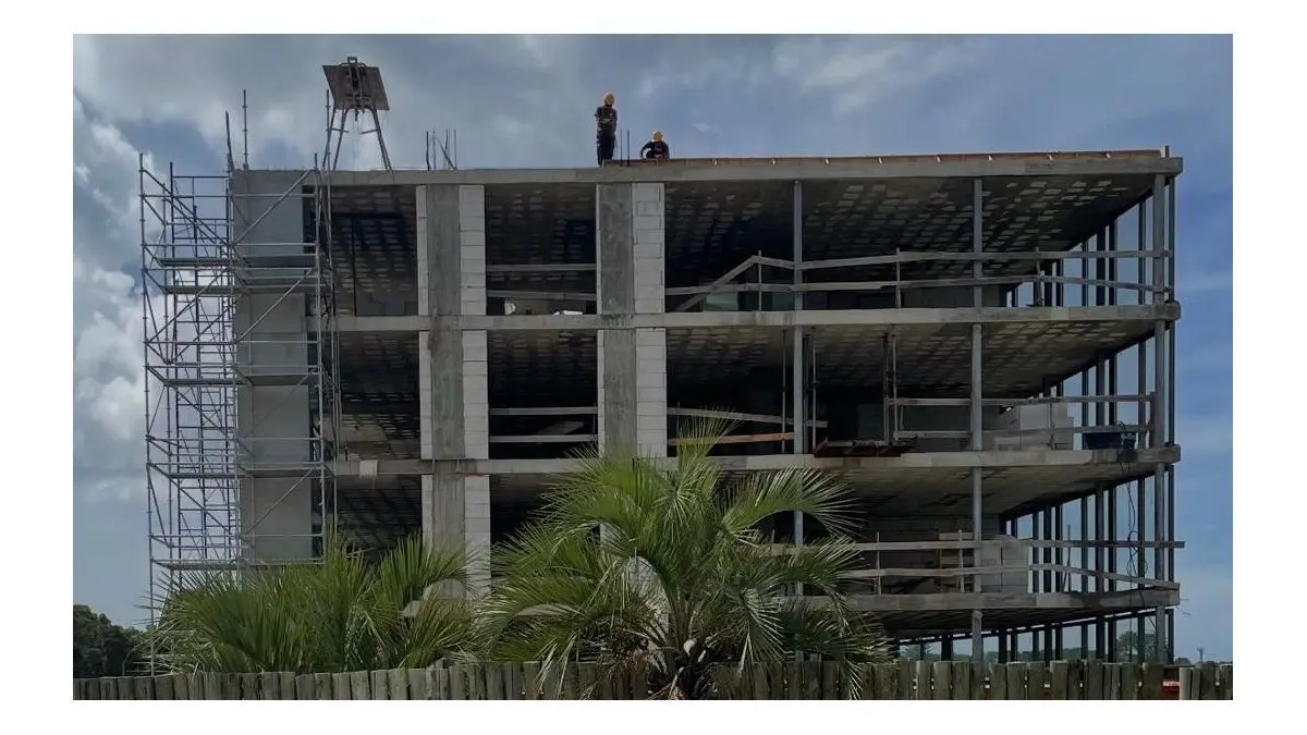 Ancap constata irregularidad en construcción de edificio en La Barra que está a 65 centímetros de oleoducto