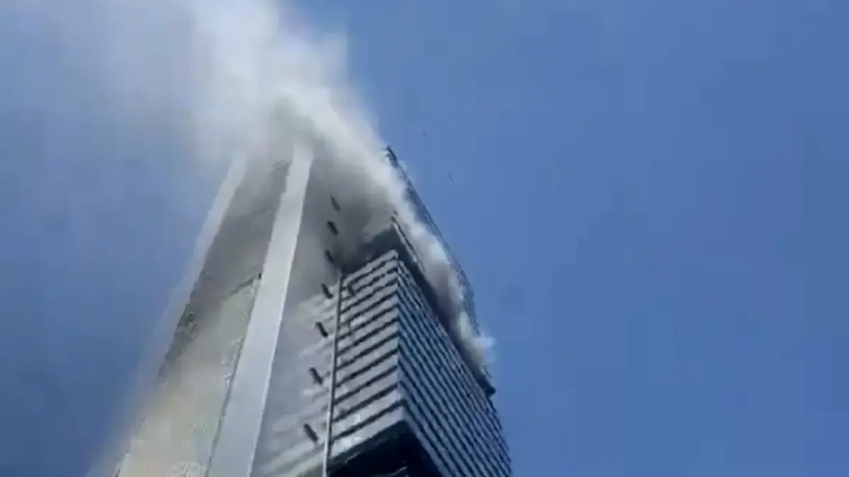 Fuego en una de las torres de Madrid: evacuaron a tres personas atrapadas y el incendio ya está controlado
