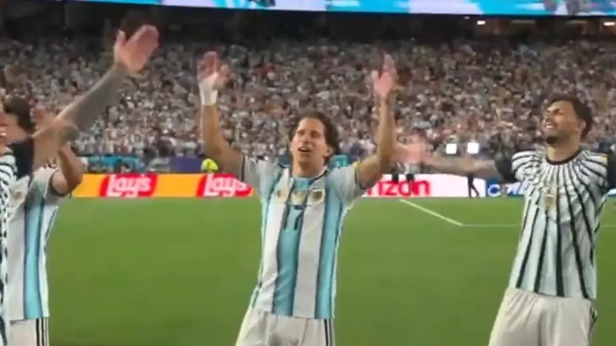 Mientras jugadores de Argentina exteriorizaban su alegría tras vencer a Suiza en el Mundial 2026 cantando por “Malvinas, por el Diego, por la última de Leo”, Scaloni fue tajante; mirá los videos