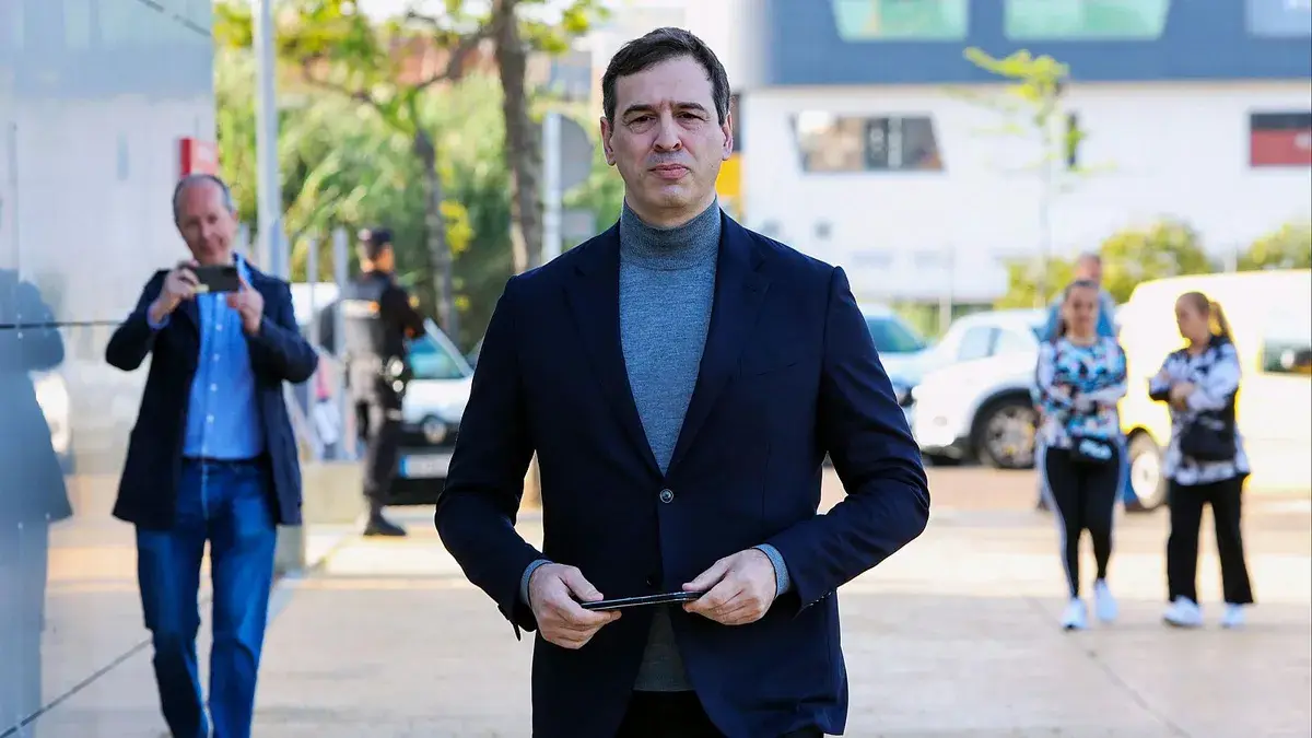 Giro en la causa del hermano de Pedro Sánchez: declaran prescrito un delito pero sigue el juicio