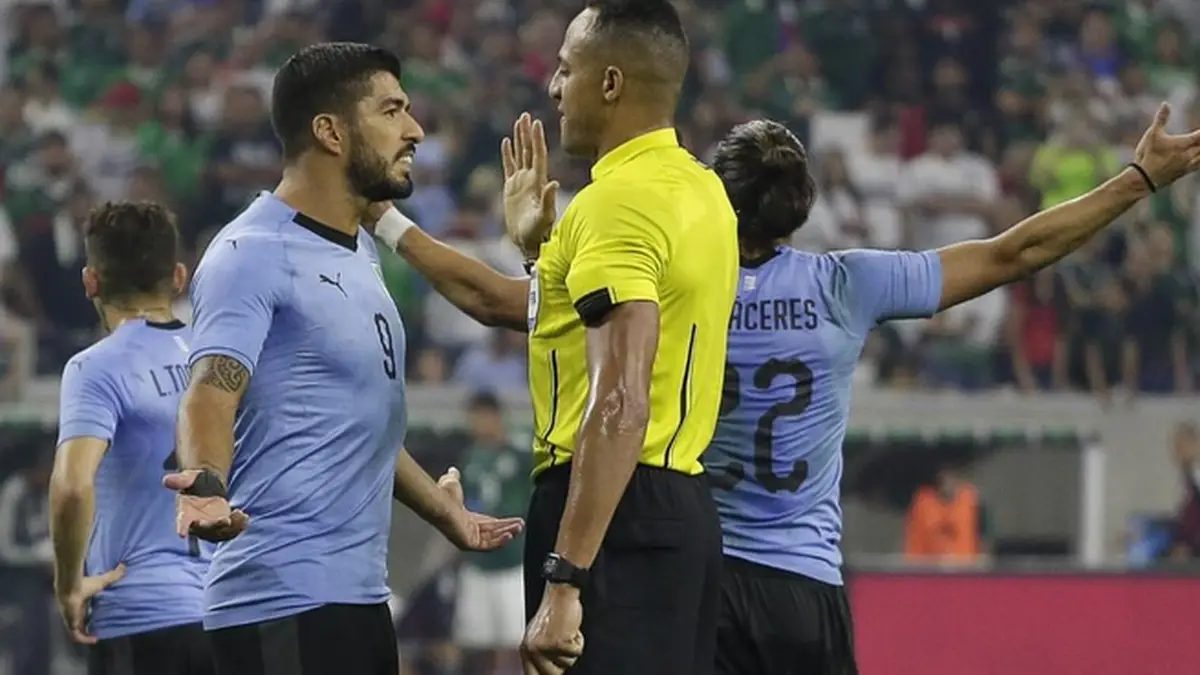 Tres penales, uno atajado por Muslera, y show de Luis Suárez, más el recordado partido ante Noruega en sub 20: repasá los antecedentes de Uruguay con el juez Ismail Elfath designado para el duelo ante España