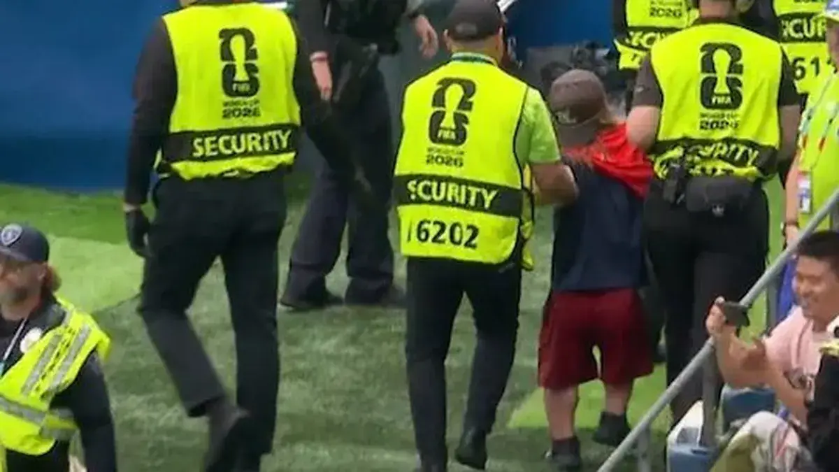 Lo que la FIFA no mostró por TV en el Mundial 2026: la invasión de varios hinchas en pleno partido Bélgica vs Senegal con corridas, tackles y la reacción en la tribuna