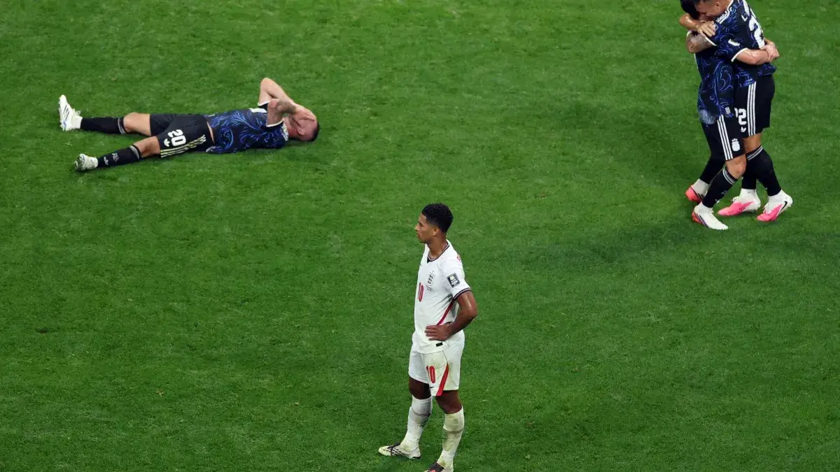 El golpe a la nuca de Jude Bellingham al Colo Barco en los festejos de Argentina tras eliminar a Inglaterra
