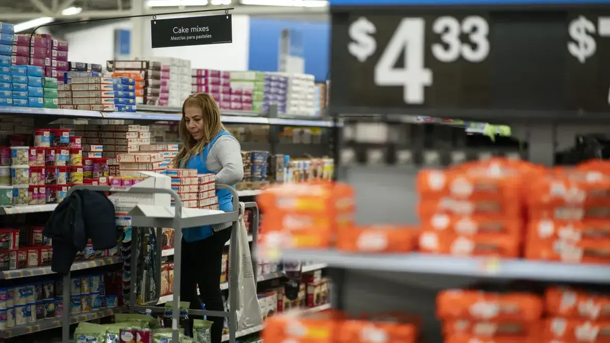 Cada vez más estadounidenses se endeudan con las tarjetas de crédito para comprar alimentos