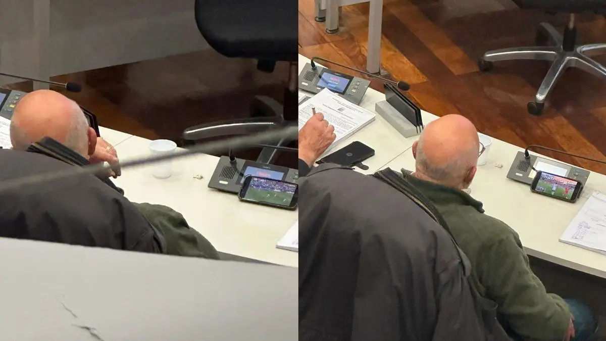 “La atención puesta en otra cancha”: edil del FA fue filmado mientras miraba el Mundial en una sesión de la Junta de Canelones