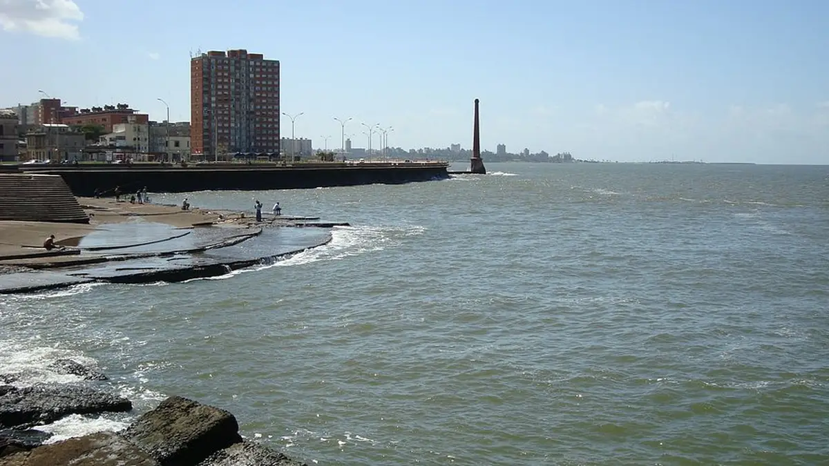 Macabro hallazgo en la escollera Sarandí: pescadores encontraron un cuerpo atado de pies entre las rocas