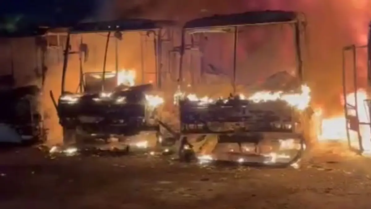 Cuatro ómnibus se incendiaron en un depósito de la empresa Tala Pando