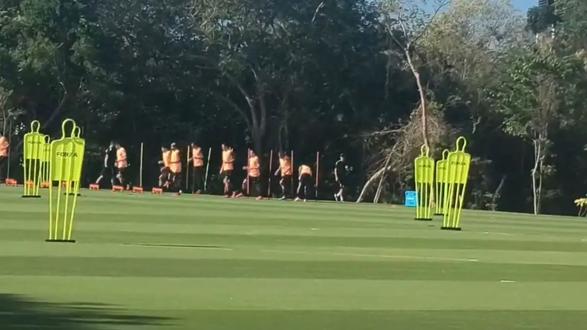 La selección uruguaya realizó su último entrenamiento antes de viajar a Miami para jugar con Cabo Verde en el Mundial 2026, con una duda en el medio: Ugarte o De la Cruz