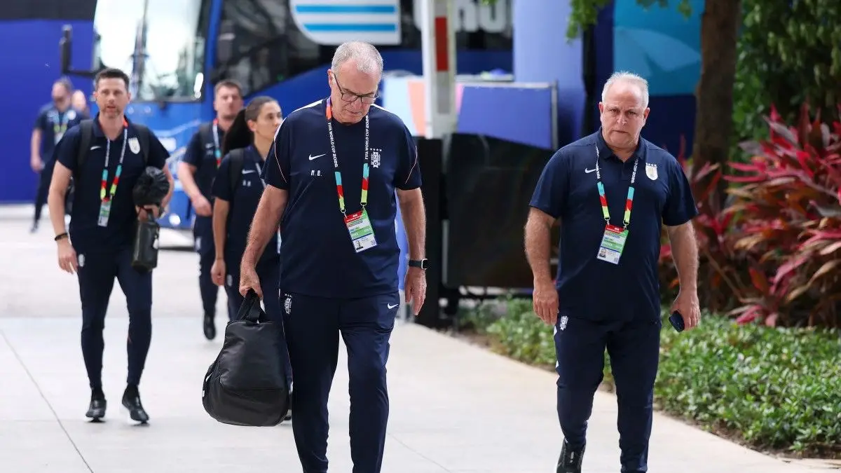 “No tiene ni pie ni cabeza”: Marcelo Bielsa llegó a Uruguay y Jorge Giordano habló sobre las versiones de la relación del entrenador con los jugadores en el Mundial 2026