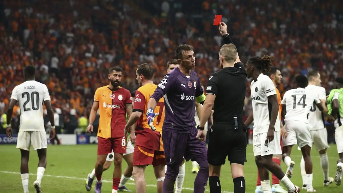 Juez confirmado para Uruguay vs Cabo Verde, que supo sacarle roja directa a Fernando Muslera; mirá cómo será el equipo arbitral