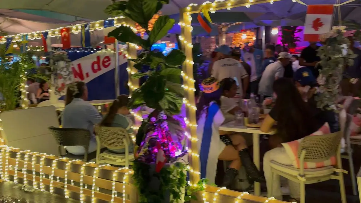 Ni un diluvio paró el banderazo de hinchas de Uruguay en Miami durante el Mundial 2026: los uruguayos cortaron la calle y se quedaron a pesar de las fuertes lluvias