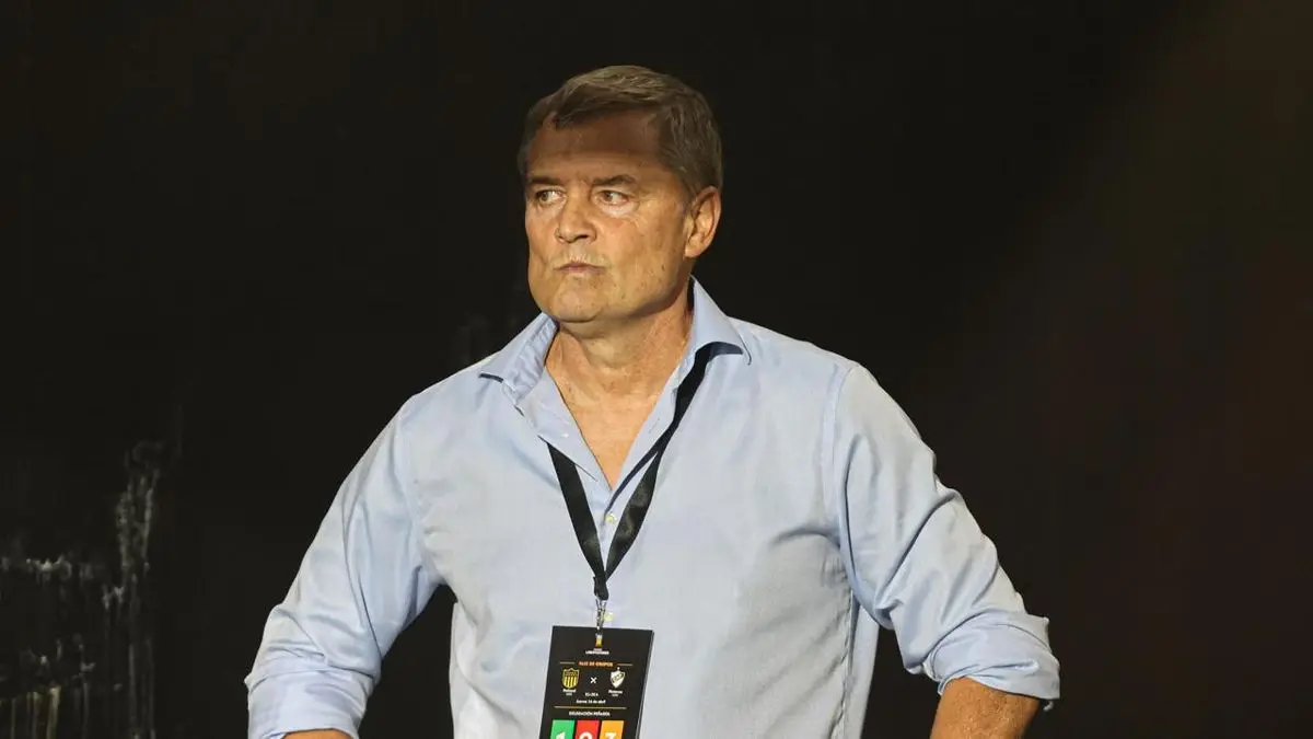 Diego Aguirre pidió para Peñarol a un futbolista que esperó todo el verano y no llegó, y uno se le va a Europa