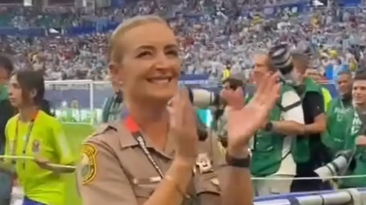 La emoción de la policía uruguaya que lleva 28 años en Miami y que cantó en el partido ante Arabia en Miami, cuya historia fue destacada por la FIFA; mirá el video