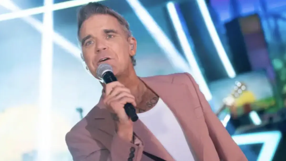 Robbie Williams sorprende en Sevilla y canta ‘Angels’ junto a un músico callejero