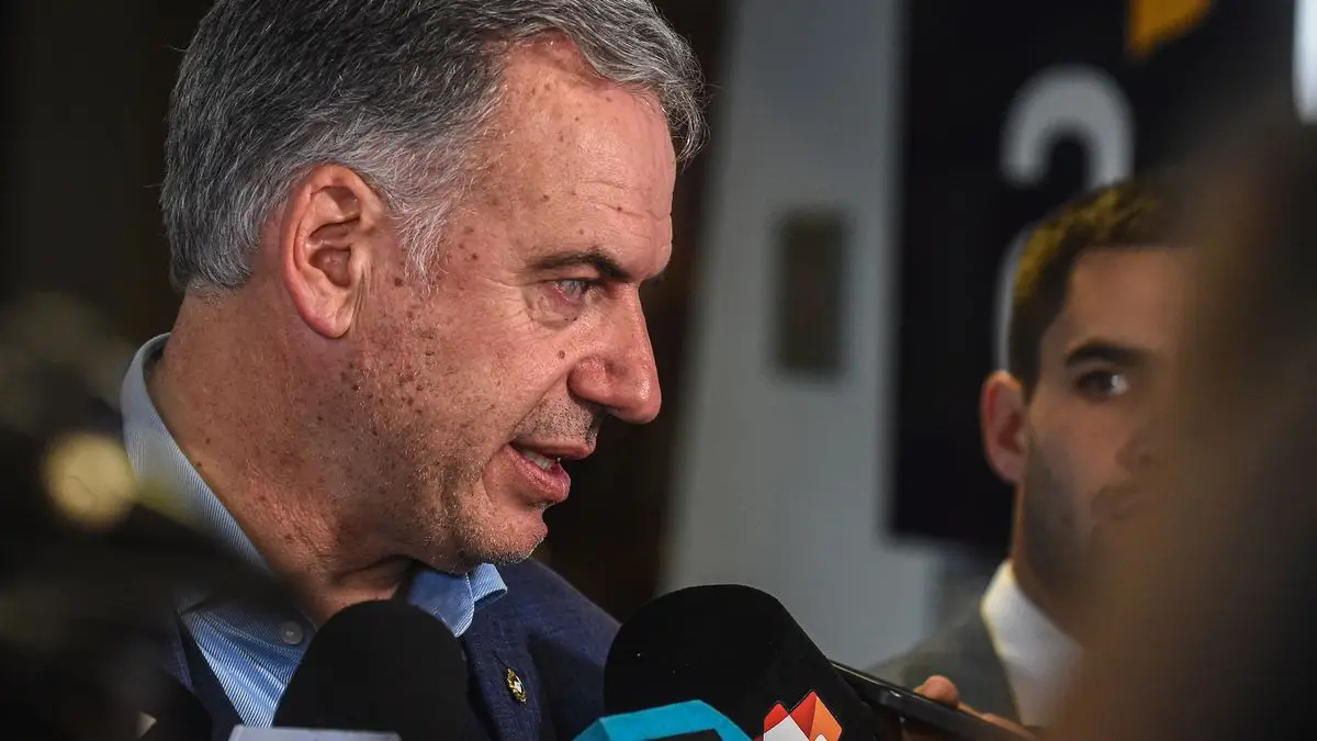 “Declive del apoyo medición tras medición”: encuesta de Opción señala que 48% desaprueba al gobierno de Orsi y 20% lo aprueba