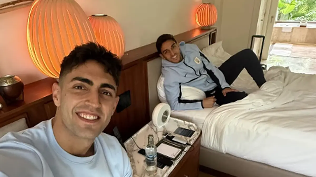 Debutantes en el Mundial y compañeros de habitación: la foto de Santiago Mele y Juan Manuel Sanabria en el hotel de la selección uruguaya