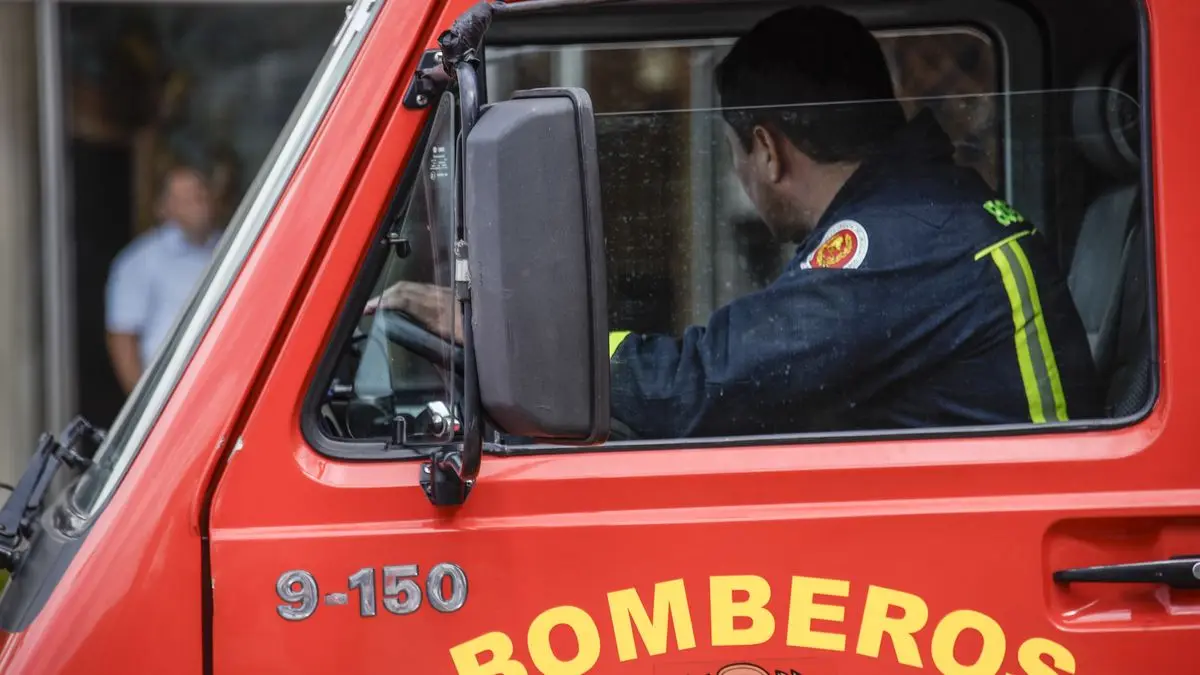 Dos autos se incendiaron mientras estaban estacionados en la rambla de Pocitos: Bomberos investiga el origen del fuego