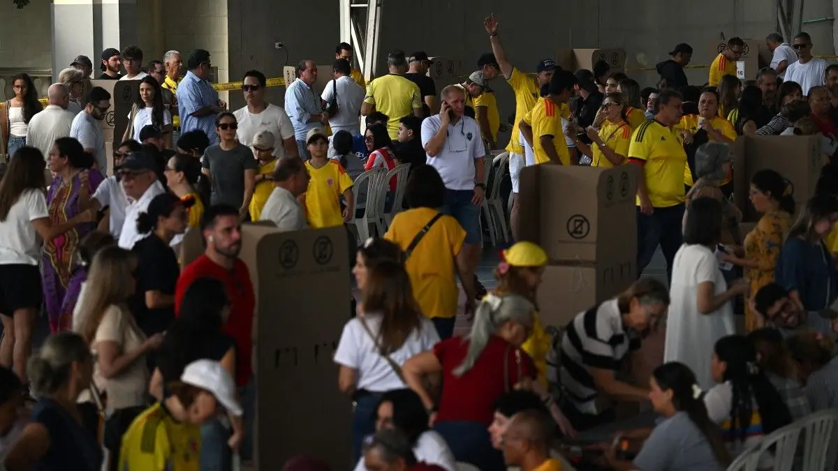 Colombia comienza a votar en un reñido balotaje entre la izquierda en el poder y la derecha