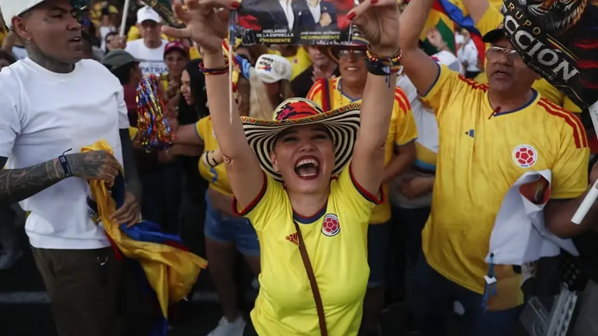 La camiseta de la selección colombiana de fútbol salta a la cancha de la política