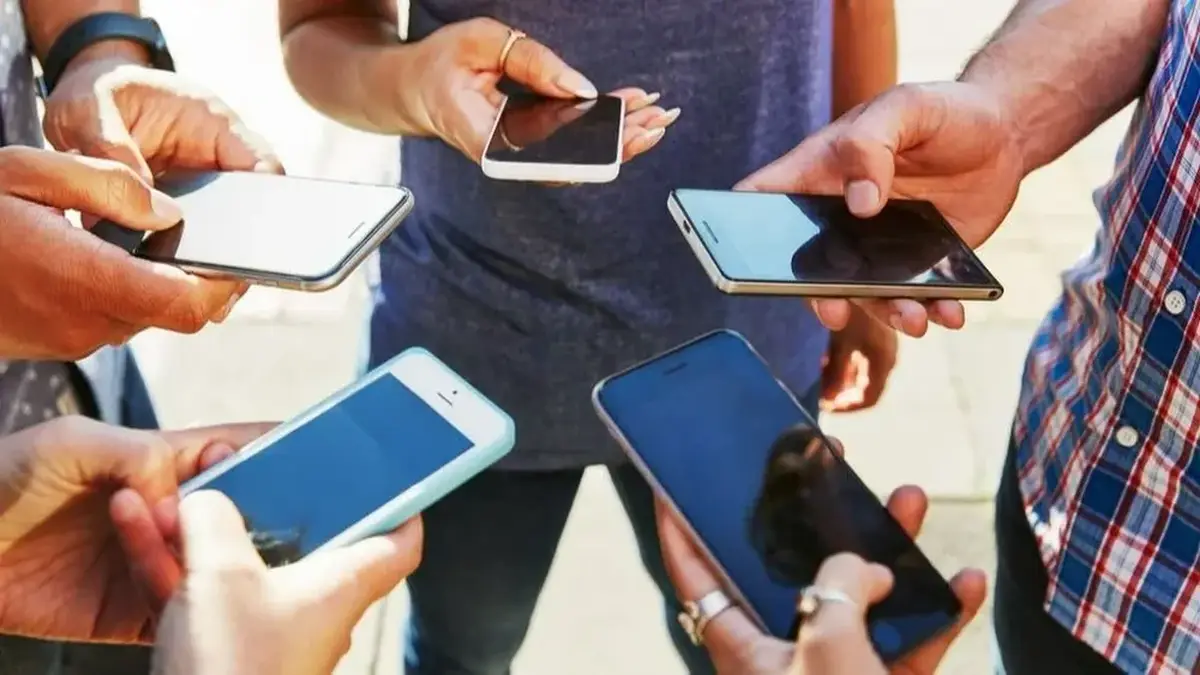 Celulares en las aulas: cómo los regulan Brasil, Argentina, Chile y Paraguay