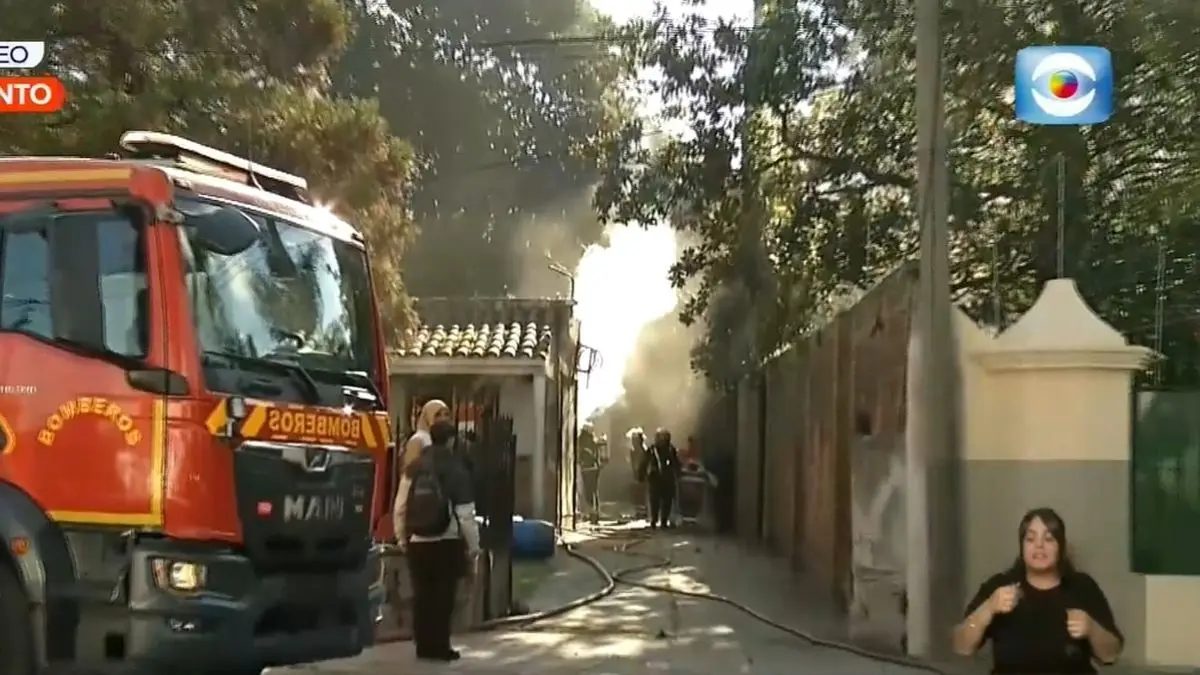 Incendio en un centro Mides del Prado: Bomberos evacúa el lugar y retira a personas en camilla y silla de ruedas