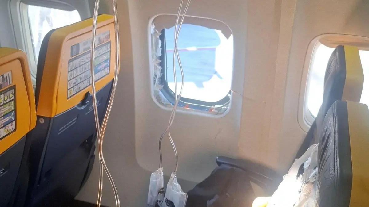“Si morimos, morimos juntos”: habla la esposa del hombre que estuvo a punto de ser succionado por la ventanilla de un avión de Ryanair