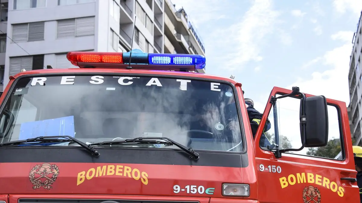 Incendio en Piedras Blancas: tres adultos fallecieron y un adolescente de 15 años terminó grave