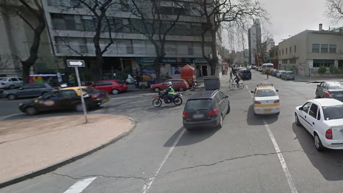 Un hombre murió tras descompensarse y chocar contra un auto en Parque Rodó: el otro conductor intentó reanimarlo
