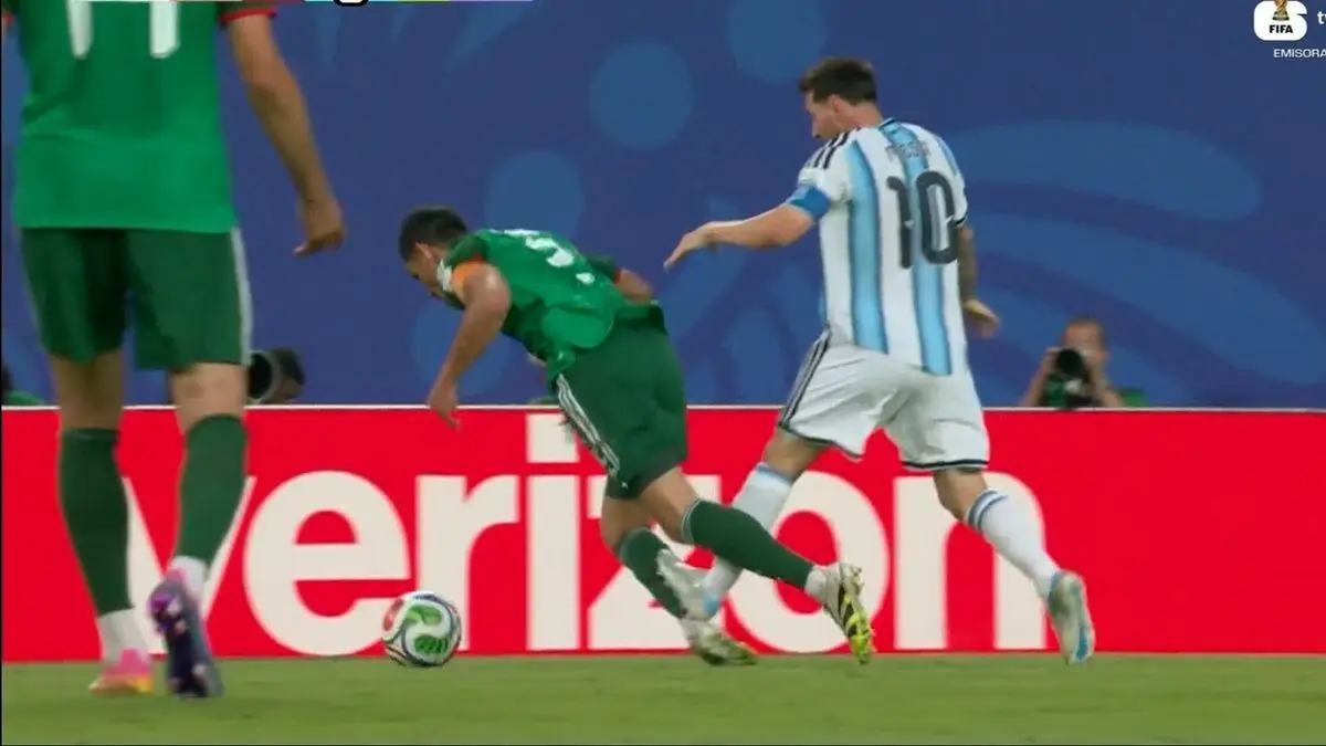 La jugada de la polémica de Lionel Messi en el debut de Argentina ante Argelia y en la que se reclamó tarjeta para la estrella albiceleste