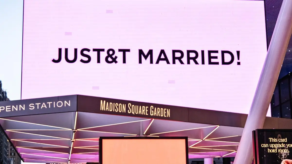 Se casaron Taylor Swift y Travis Kelce: una lista de invitados llena de famosos, Adam Sandler de maestro de ceremonias y un anuncio en pantalla gigante