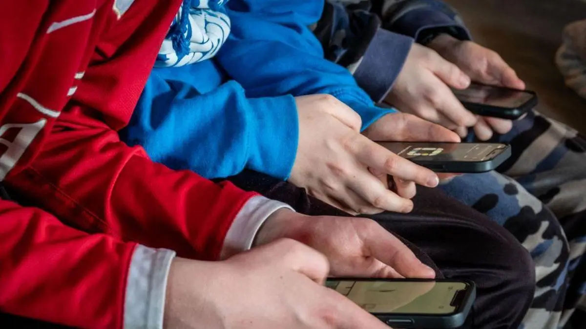 Adolescencias en crisis: redes sociales y relaciones humanas