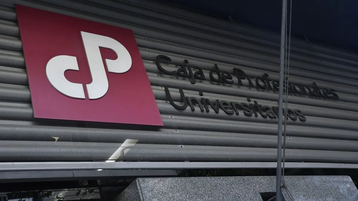Gobierno rechaza negociar con la Caja de Profesionales e insiste en anular timbre sobre atención en salud: ¿qué alternativas tiene?