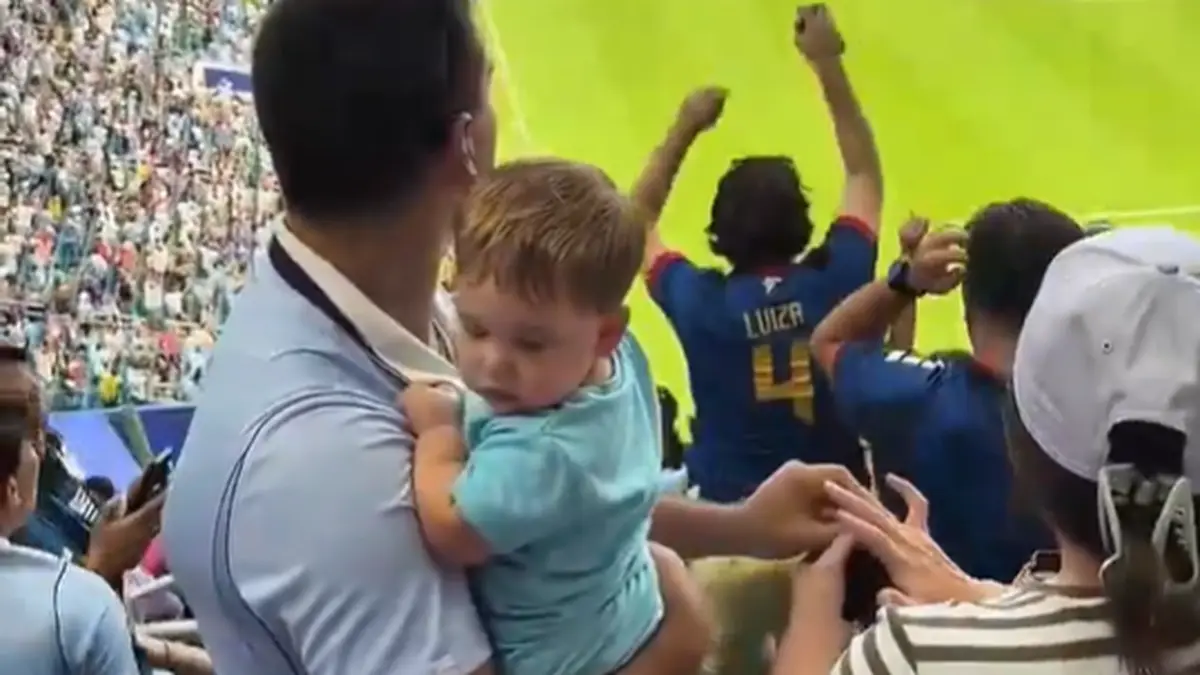 Le estaba dando el anillo de compromiso en la tribuna y llegó el gol de Cabo Verde: mirá la insólita situación que protagonizaron hinchas uruguayos en Miami