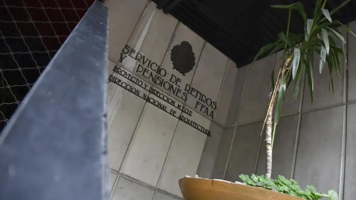 Atentado con artefacto explosivo contra la Caja Militar: un hombre lo dejó en la entrada y quedó registrado en video