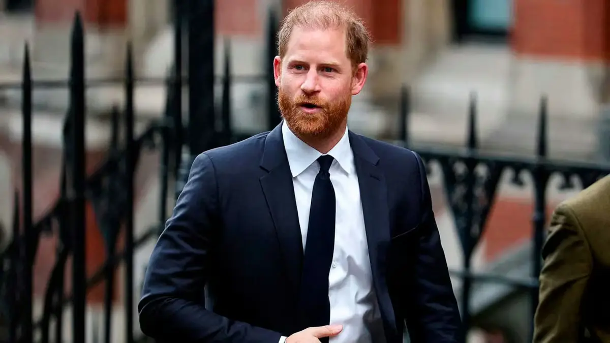 El príncipe Harry llegó al Reino Unido en medio de tensiones y una negativa brutal de la familia real