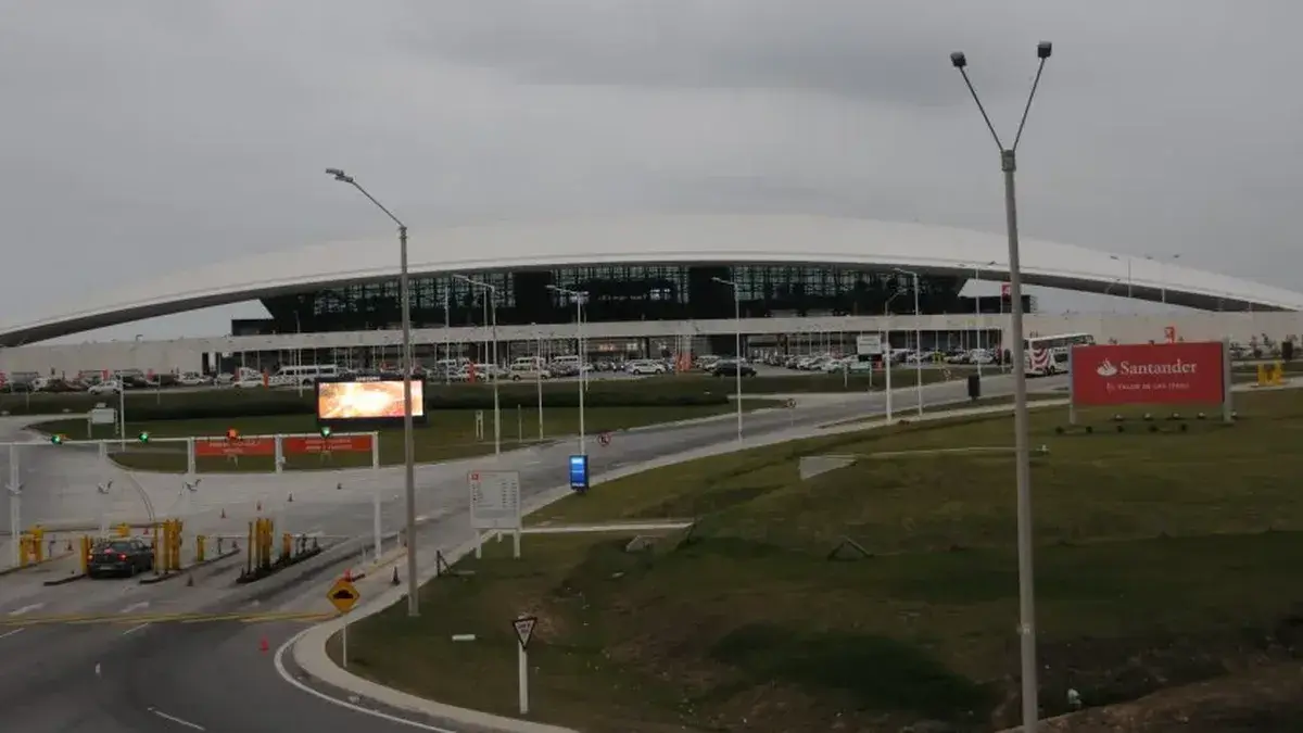 El sistema que permitiría aterrizar aviones con niebla en Carrasco sigue sin operar y llega al Parlamento