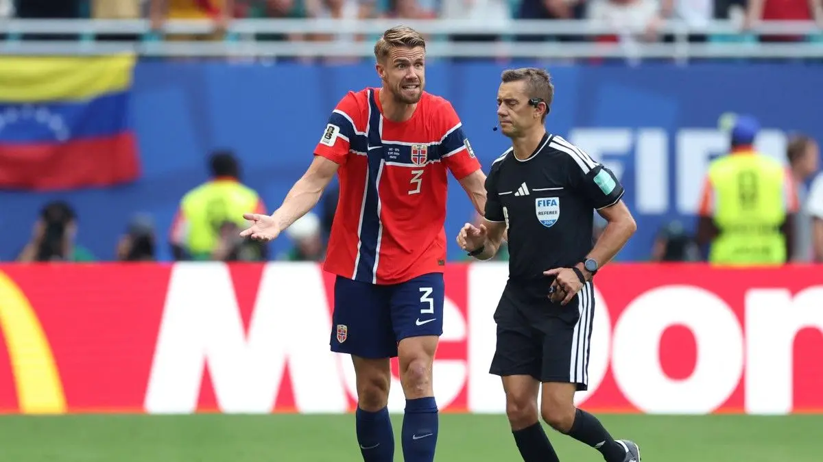 Polémica en Inglaterra vs Noruega por el Mundial 2026: los nórdicos reclamaron que la pelota tocó un cable del estadio antes del primer gol inglés, y la FIFA se expresó