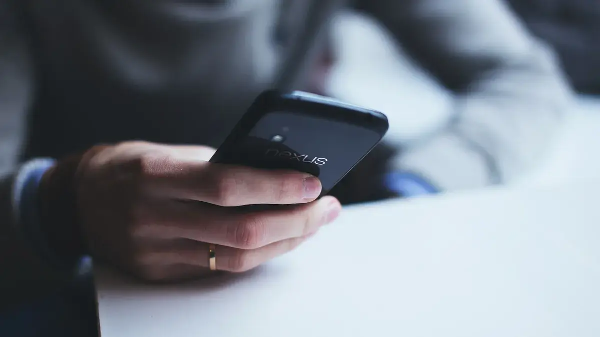 ¿Regular las redes sociales y los celulares en las aulas?: la consulta pública que empieza este martes en Uruguay